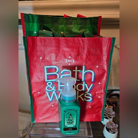 Christmas 🎄 Bath & Body Tote Bags + Tree Farm Handsoap  (New) - Picture 12 of 12